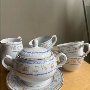 Classic Floral Porcelain Sugar Bowl and Creamer Set - White with Blue Trim